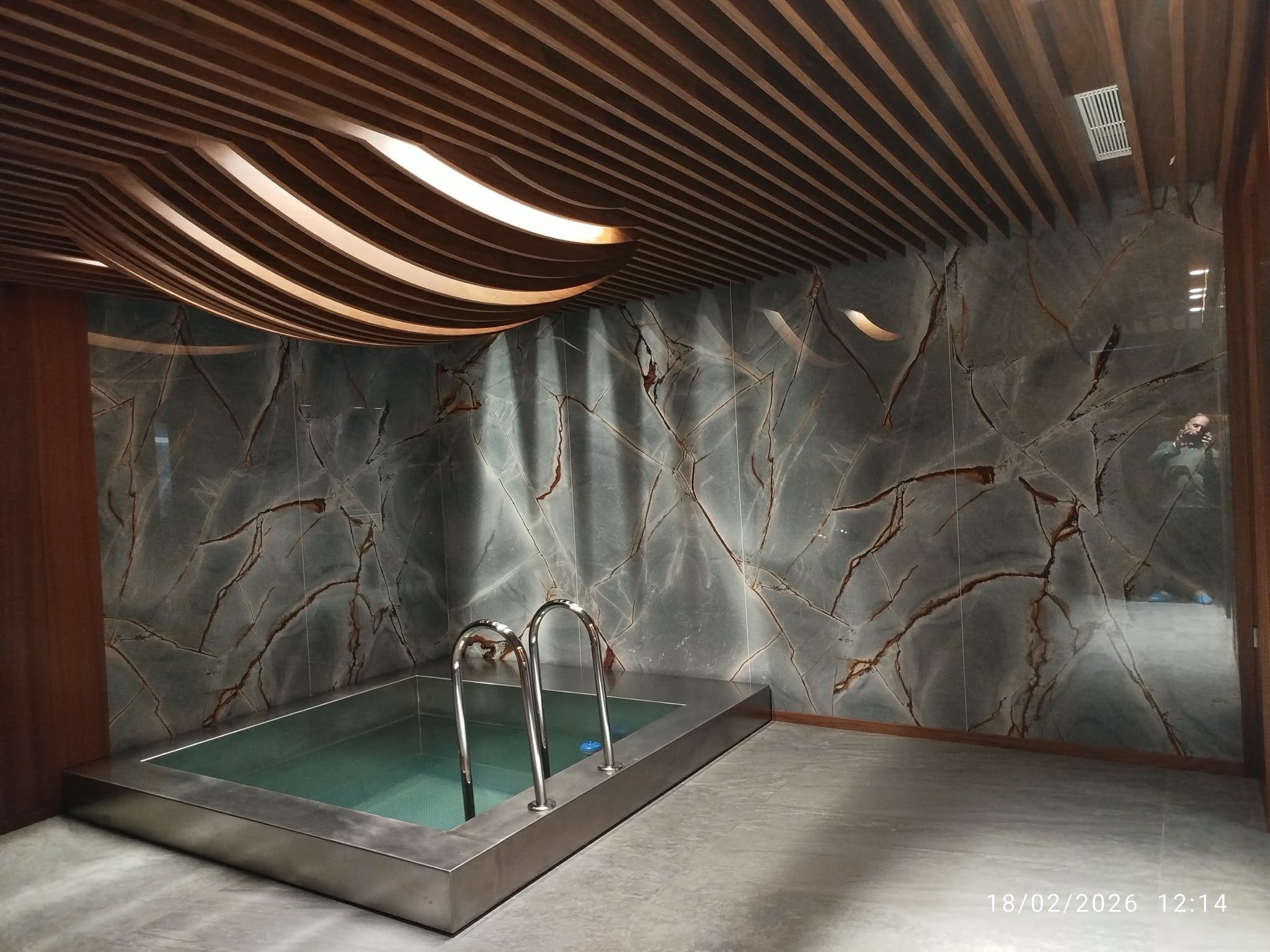 Interno con piscina e rivestimenti